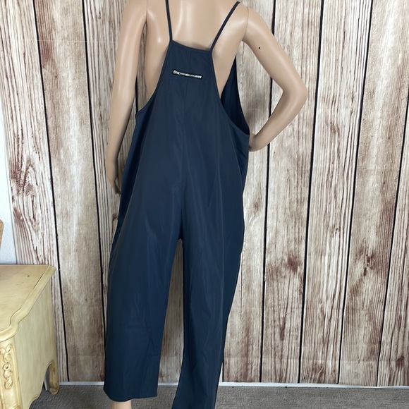 Gray v-neck solid loose fit jumpsuit with pockets & spaghetti straps Size Large - Picture 7 of 9